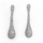 Pendientes Genoveva cristal en forma de lágrima con pavé de circonitas sobre fondo blanco