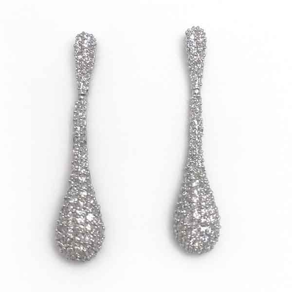 Pendientes Genoveva cristal en forma de lágrima con pavé de circonitas sobre fondo blanco