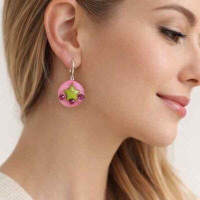 Pendientes Indira de nácar rosa y verde con cristales Swarovski puestos en modelo, diseño exclusivo de Turquesa y Más