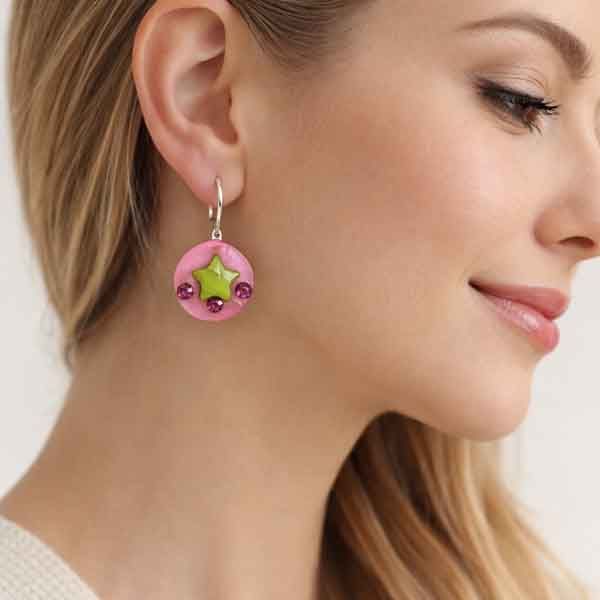 Pendientes Indira de nácar rosa y verde con cristales Swarovski puestos en modelo, diseño exclusivo de Turquesa y Más