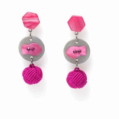 Pendientes Gabriela artesanales fucsia hechos a mano con piezas geométricas y bola trenzada
