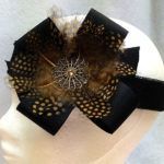 Tocado Bandeau Modelo Atlas con flor, pluma animal print y Swarovski, ideal para bodas y eventos especiales.