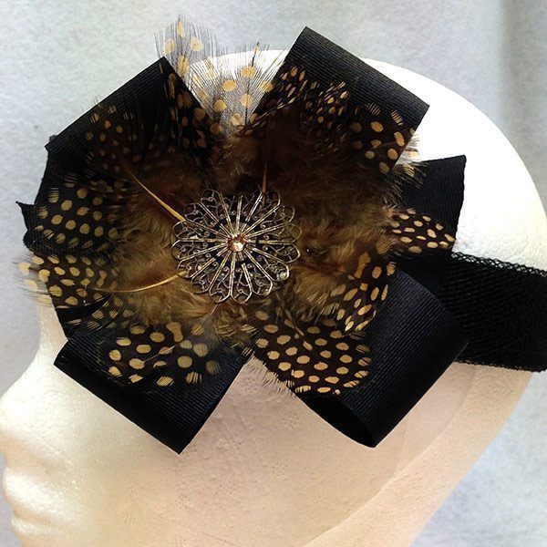 Tocado Bandeau Modelo Atlas con flor, pluma animal print y Swarovski, ideal para bodas y eventos especiales.
