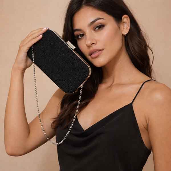 Modelo joven con bolso Niza negro de fiesta con textura de bolitas y cadena plateada