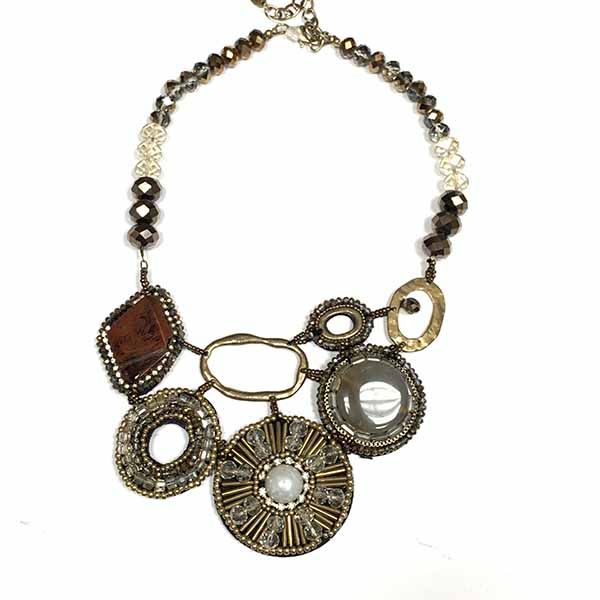 Collar Tique de bisutería en tonos oro viejo y marrón Detalle del Collar Tique con piezas geométricas en tonos oro viejo, marrón y beige, un diseño elegante y con estilo artesanal.