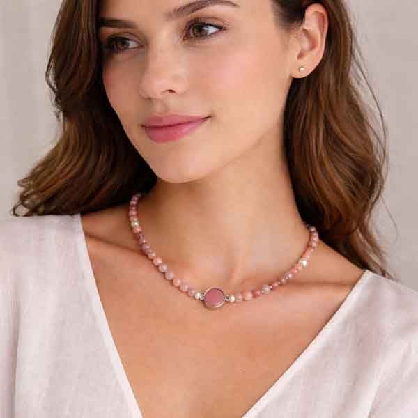 Modelo con collar Adara de cuentas rosas y perla central