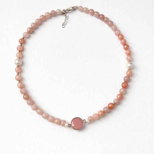 Collar Adara en tonos rosa con perlas – Turquesa y Más Collar Adara de cuentas rosas con perlas y pieza central esmaltada