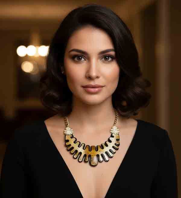 modelo luciendo el collar Briseida dorado y negro