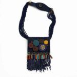 Collar azul marino boho con flecos y colgante central