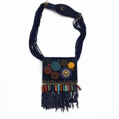 Collar azul marino boho con flecos y colgante central
