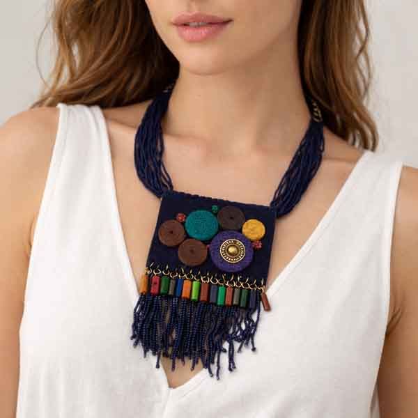 Modelo luciendo collar Selene azul marino boho con flecos y colgante central
