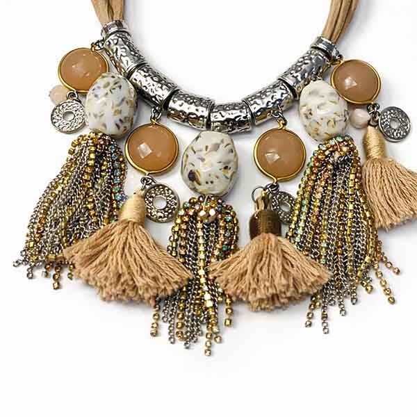 Detalle del collar Aegea boho en color camel con piedras y flecos