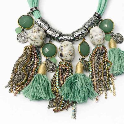 Detalle del collar Aegea boho verde agua con piedras y flecos