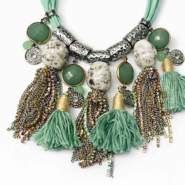 Detalle del collar Aegea boho verde agua con piedras y flecos
