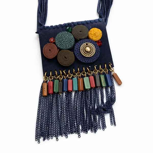 Detalle del collar Selene azul marino boho con colgante de ante, motivos decorativos y flecos