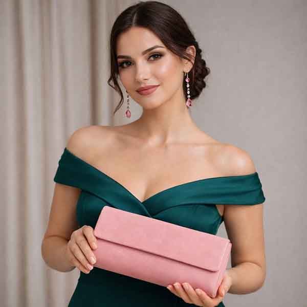 Modelo con bolso Olean rosa maquillaje en antelina y pendientes largos rosa cristal para look de invitada de boda