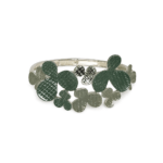 Pulsera Estigia verde con diseño de hojas redondeadas en tonos verdes y acabado plateado brillante sobre fondo blanco.