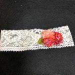 Tocado Camila con encaje beige y flores artesanales en degradados de burdeos a salmón, ideal para bodas y eventos elegantes.