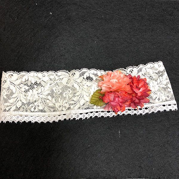 Tocado Camila con encaje beige y flores artesanales en degradados de burdeos a salmón, ideal para bodas y eventos elegantes.