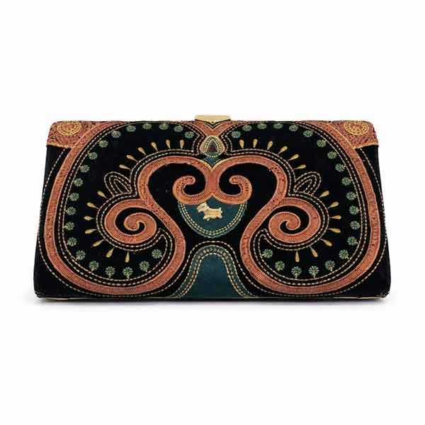 Bolso Alderaban Bolso Aldebaran rígido de terciopelo bordado con boquilla dorada y cadena sobre fondo blanco