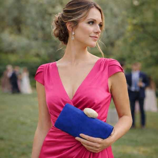 Bolso de fiesta azul klein en ante con cierre efecto mármol llevado por invitada de boda