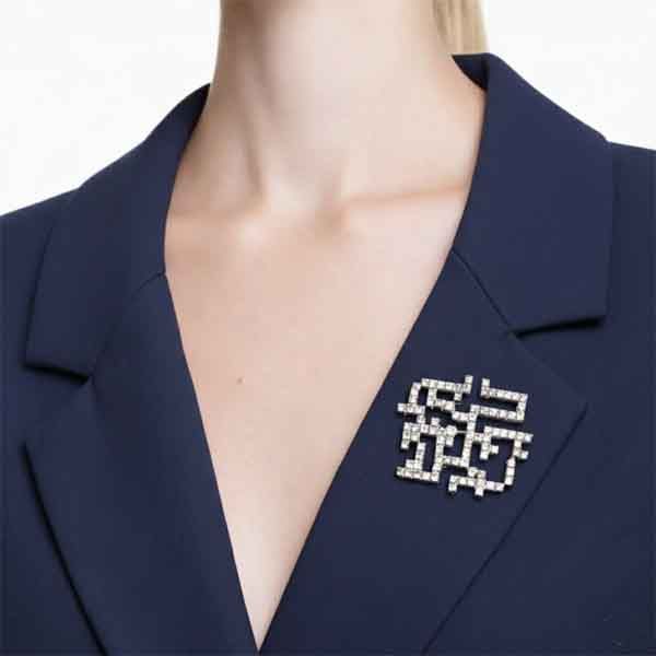 Broche Alwar de cristales colocado sobre chaqueta azul elegante