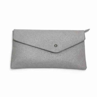 Cartera plata metalizada tipo sobre con cierre y acabado texturizado sobre fondo blanco