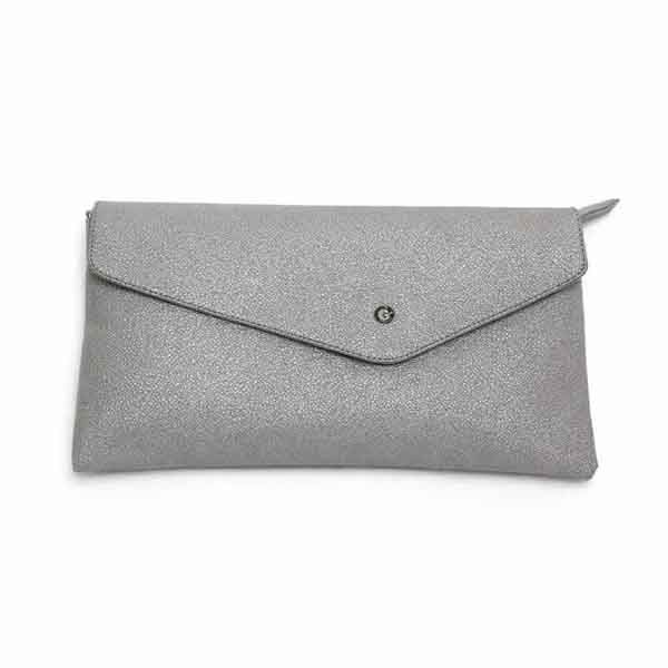 Cartera plata metalizada tipo sobre con cierre y acabado texturizado sobre fondo blanco