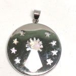 medalla redonda en plata y nácar con silueta de la Virgen del Pilar y estrellas