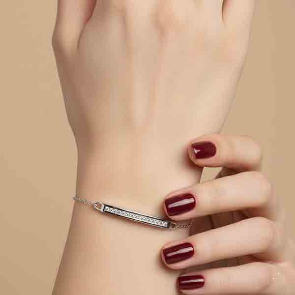 Modelo luciendo la Pulsera Basma en rodio con cristales Swarovski