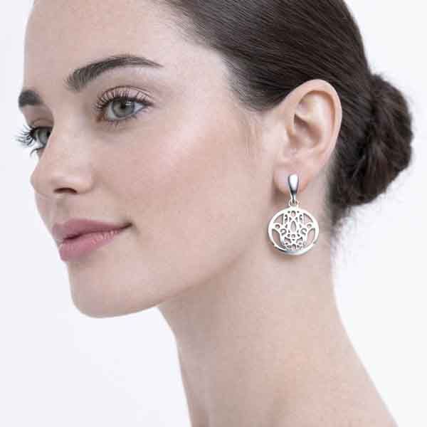 Modelo luciendo pendientes Cailin en rodio con diseño calado redondo