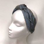 Turbante Ala en azul cielo y dorado artesanal, el tocado perfecto para bodas y eventos especiales.