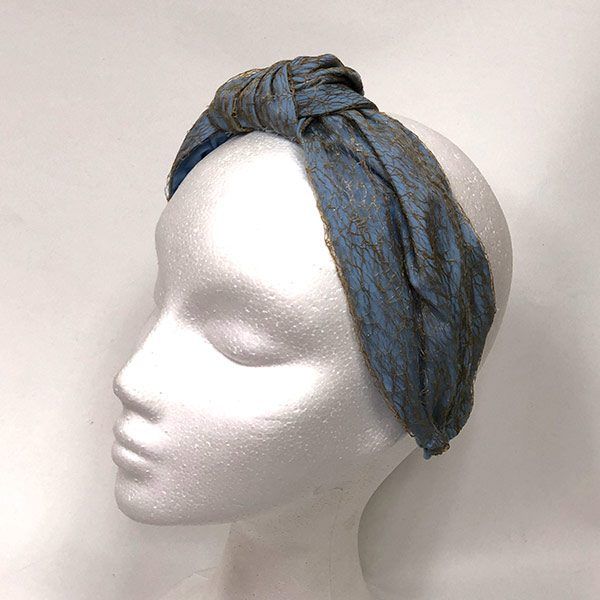 Turbante Ala en azul cielo y dorado artesanal, el tocado perfecto para bodas y eventos especiales.