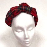 Turbante estilo escocés en tela tartán roja, ideal para bodas y eventos especiales