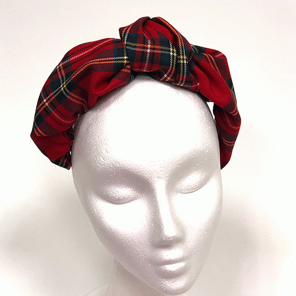 Turbante estilo escocés en tela tartán roja, ideal para bodas y eventos especiales