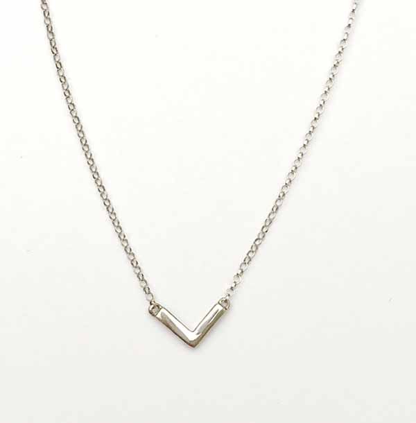 collar v plata de ley