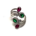 Anillo abierto en plata de ley con zirconitas verdes y rosa rubí en forma de lágrima, diseño elegante y ajustable.