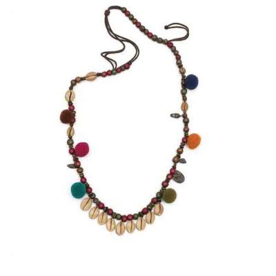 Collar Alexis Pompones realizado con bolas de madera, pompones de lana y conchas naturales sobre fondo blanco tipo catálogo.