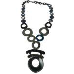 Collar Darcy de resina tipo carey negro y azul con eslabones en plata vieja — bisutería moderna y elegante para mujer.