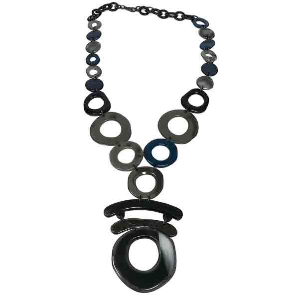 Collar Darcy de resina tipo carey negro y azul con eslabones en plata vieja — bisutería moderna y elegante para mujer.