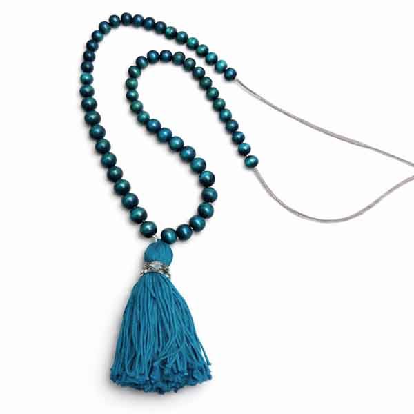 Collar Irati largo con bolas de madera azul, cordón de ante gris y borla azul regulable