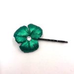 Horquilla Merceditas en porcelana verde metalizado con cristal Swarovski, ideal para bodas y eventos elegantes
