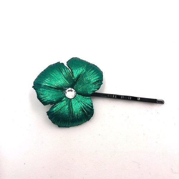 Horquilla Merceditas en porcelana verde metalizado con cristal Swarovski, ideal para bodas y eventos elegantes Horquilla Merceditas en porcelana verde metalizado con cristal Swarovski, ideal para bodas y eventos elegantes