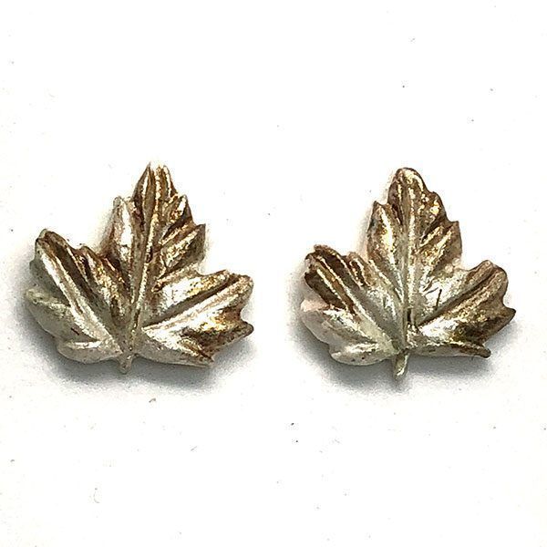 Pendientes artesanales Abby en forma de hoja, hechos en porcelana con acabado blanco nacarado y esmalte dorado Pendientes artesanales Abby en forma de hoja, hechos en porcelana con acabado blanco nacarado y esmalte dorado
