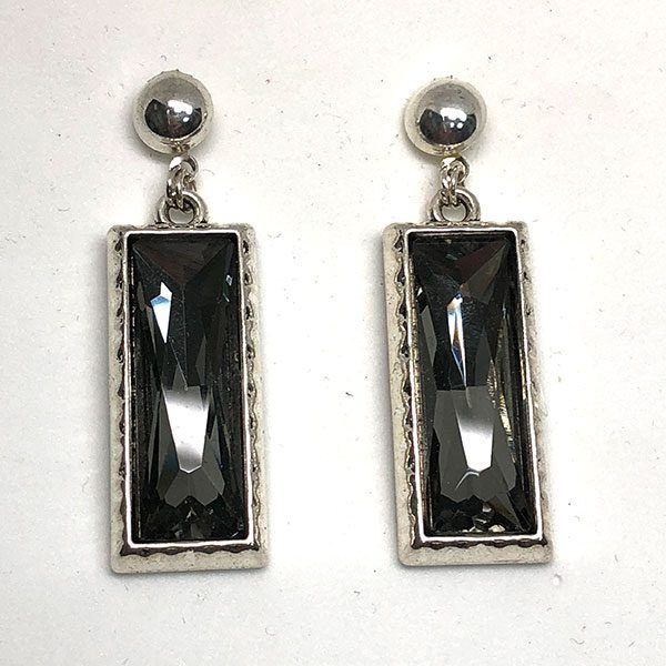 Pendientes Aimee en forma de baguette con cristal gris y cabezal de media bola hueca