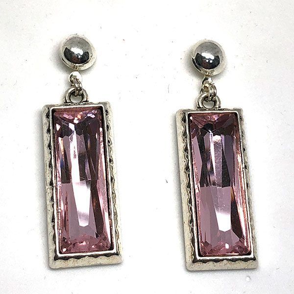 Pendientes Aimee en forma de baguette con cristal rosa y cabezal de media bola hueca