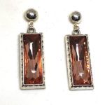 Pendientes Aimee en forma de baguette con cristal taupe z cabezal de media bola hueca