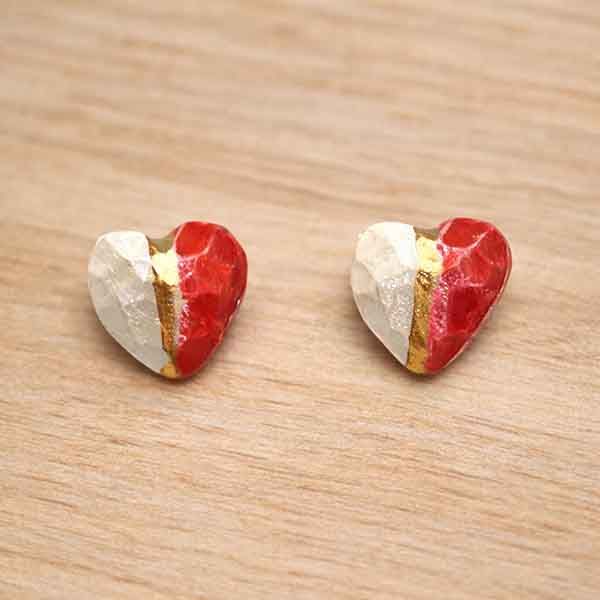 Pendientes de porcelana artesanal Ada en forma de corazón sobre madera clara
