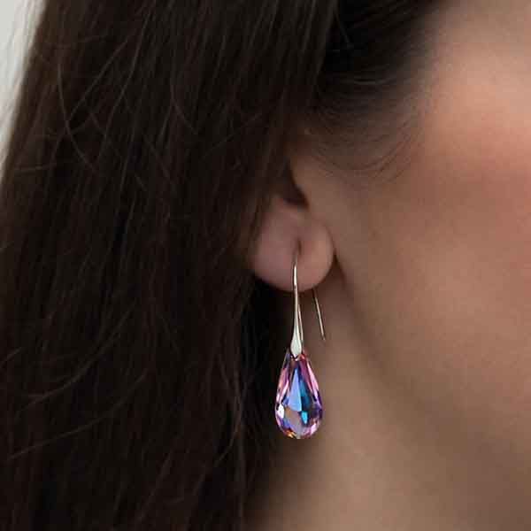 Pendientes Deborah de plata con cristal Swarovski rosa boreal puestos en modelo