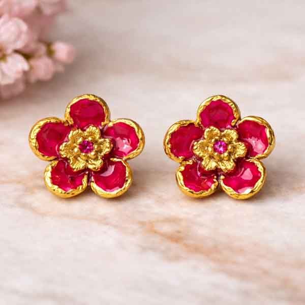 Pendientes de porcelana pintados a mano en forma de flor fucsia con acabado dorado sobre fondo claro, diseño artesanal Turquesa y Más.